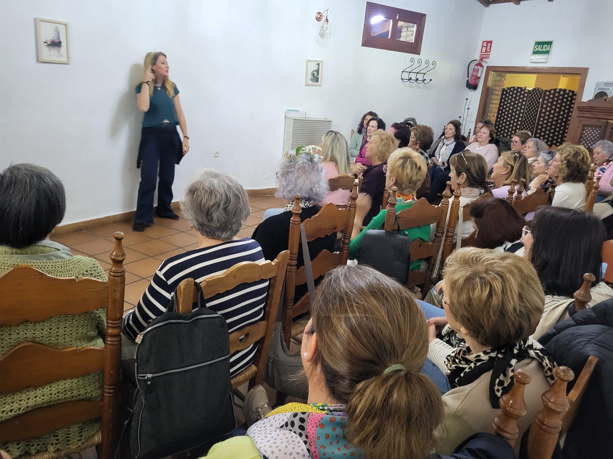 Pilar Acheve dando una charla